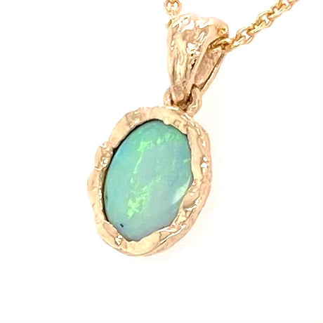 Vedhæng med en ægte solid krystal opal fra Australien indfattet i et rustikt vedhæng med organiske former i 14 karat guld.