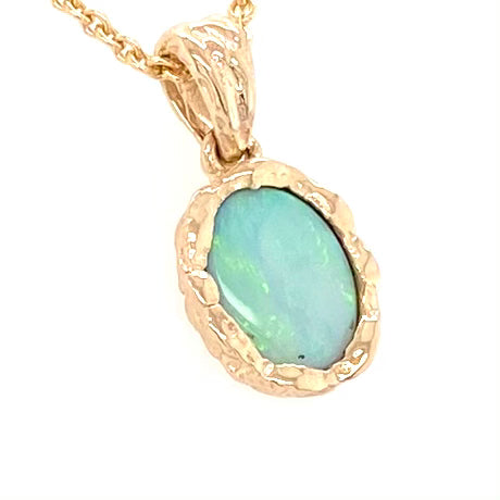 Vedhæng med en ægte solid krystal opal fra Australien indfattet i et rustikt vedhæng med organiske former i 14 karat guld.