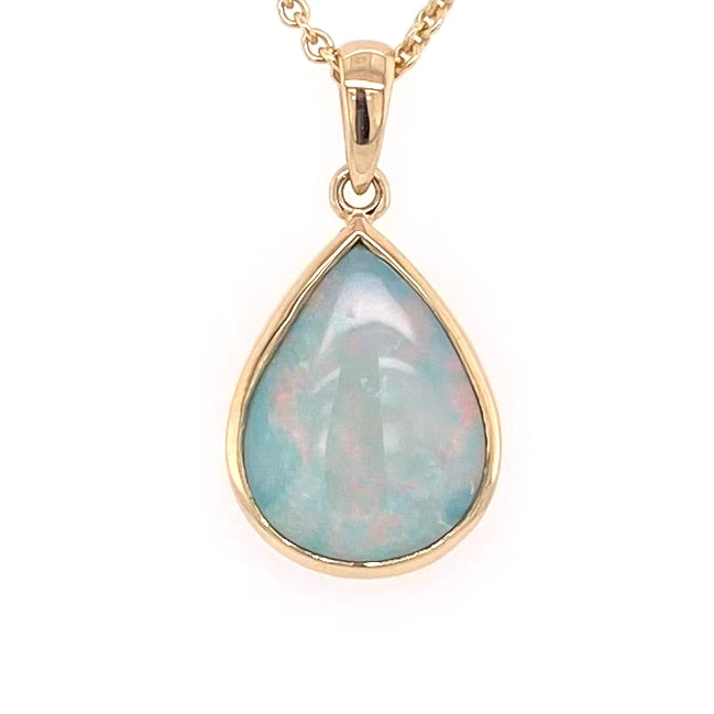 Vedhæng med en ægte solid krystal opal fra Australien indfattet i 14 karat guld.