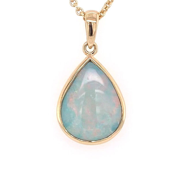 Vedhæng med en ægte solid krystal opal fra Australien indfattet i 14 karat guld.