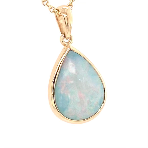 Vedhæng med en ægte solid krystal opal fra Australien indfattet i 14 karat guld.