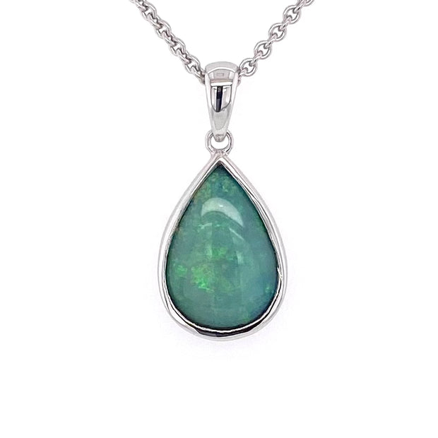 Vedhæng med en ægte solid krystal opal fra Australien indfattet i blankt rhodineret sterling sølv.