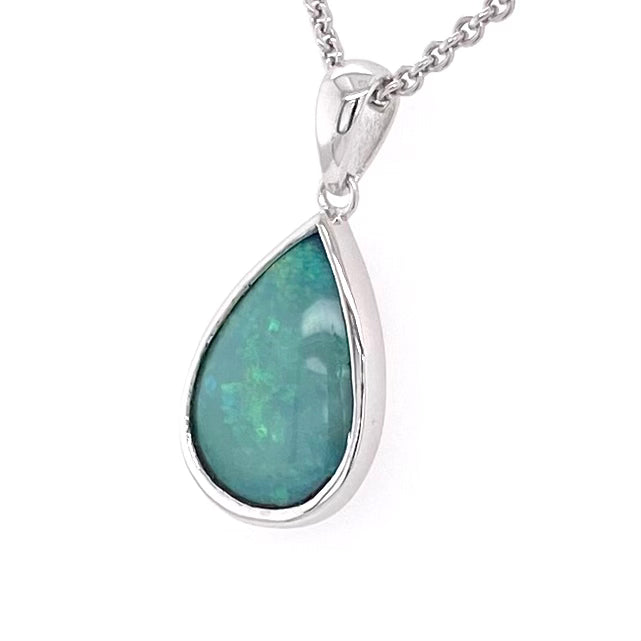 Vedhæng med en ægte solid krystal opal fra Australien indfattet i blankt rhodineret sterling sølv.