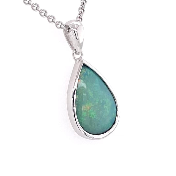 Vedhæng med en ægte solid krystal opal fra Australien indfattet i blankt rhodineret sterling sølv.
