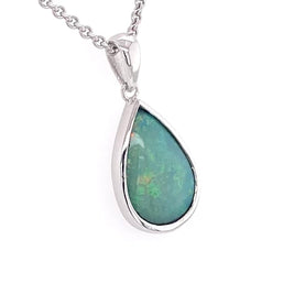 Vedhæng med en ægte solid krystal opal fra Australien indfattet i blankt rhodineret sterling sølv.