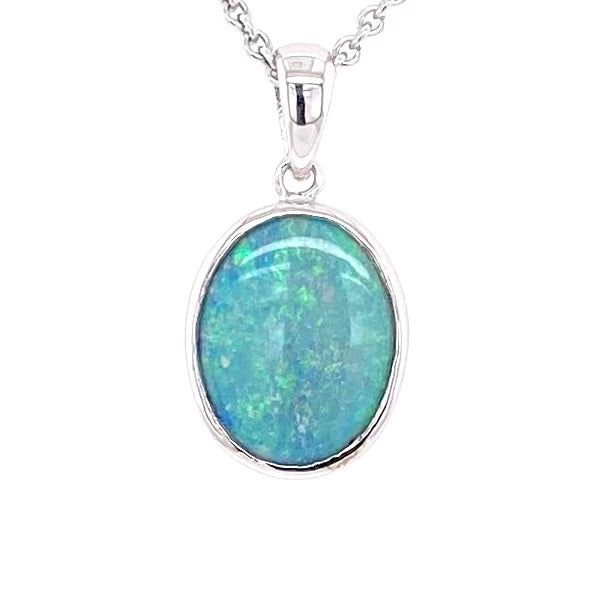 Vedhæng med en ægte solid krystal opal fra Australien indfattet i blankt rhodineret sterling sølv.