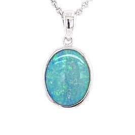 Vedhæng med en ægte solid krystal opal fra Australien indfattet i blankt rhodineret sterling sølv.