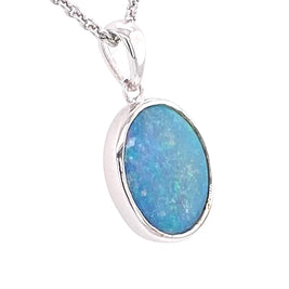 Vedhæng med en ægte solid krystal opal fra Australien indfattet i blankt rhodineret sterling sølv.