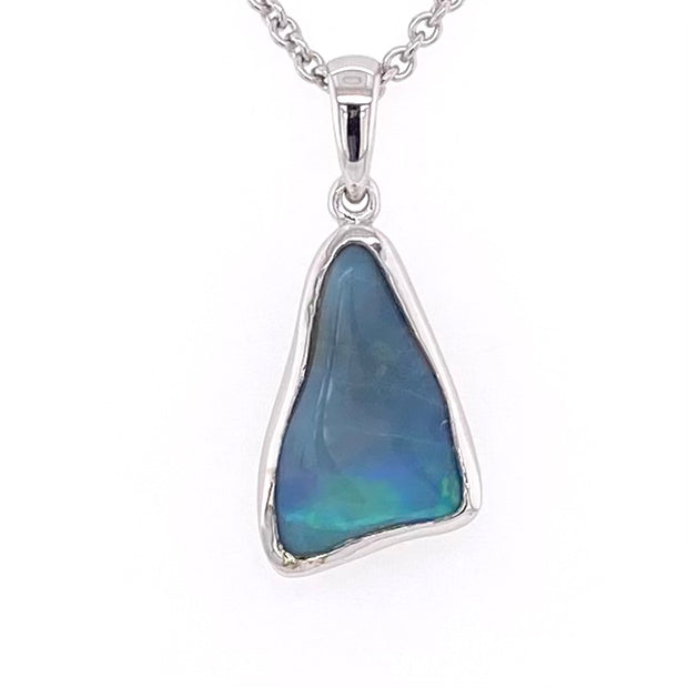 Vedhæng med en ægte solid krystal opal fra Australien indfattet i blankt rhodineret sterling sølv.