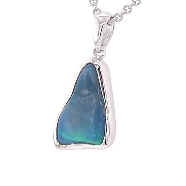 Vedhæng med en ægte solid krystal opal fra Australien indfattet i blankt rhodineret sterling sølv.