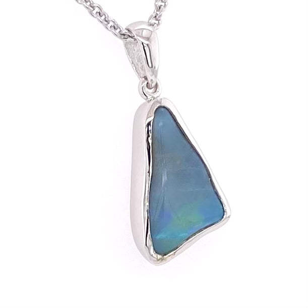 Vedhæng med en ægte solid krystal opal fra Australien indfattet i blankt rhodineret sterling sølv.