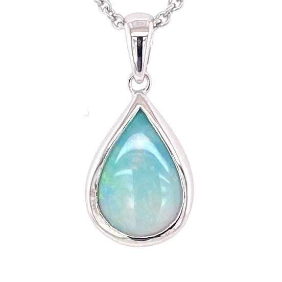 Vedhæng med en ægte solid krystal opal fra Australien indfattet i blankt rhodineret sterling sølv.