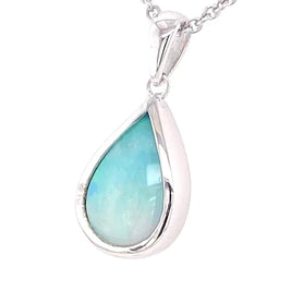 Vedhæng med en ægte solid krystal opal fra Australien indfattet i blankt rhodineret sterling sølv.