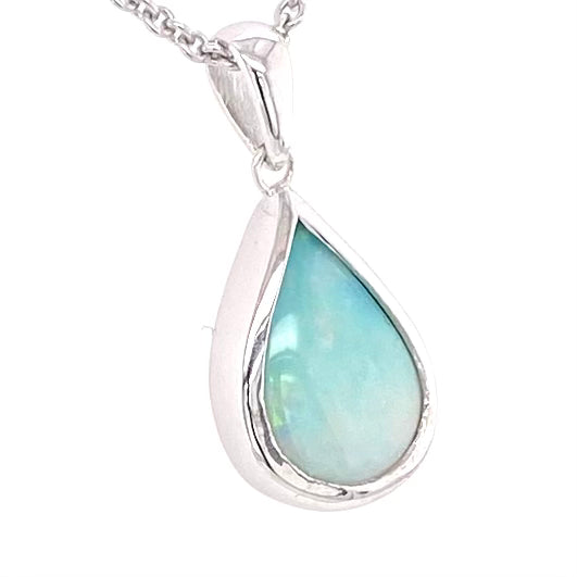 Vedhæng med en ægte solid krystal opal fra Australien indfattet i blankt rhodineret sterling sølv.