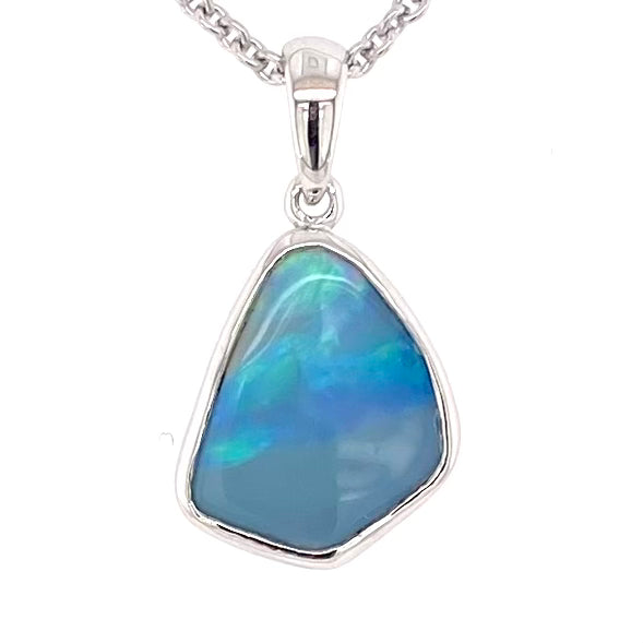 Vedhæng med en ægte solid krystal opal fra Australien indfattet i blankt rhodineret sterling sølv.