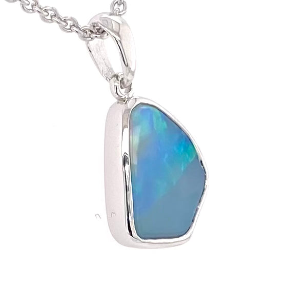 Vedhæng med en ægte solid krystal opal fra Australien indfattet i blankt rhodineret sterling sølv.