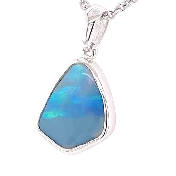 Vedhæng med en ægte solid krystal opal fra Australien indfattet i blankt rhodineret sterling sølv.