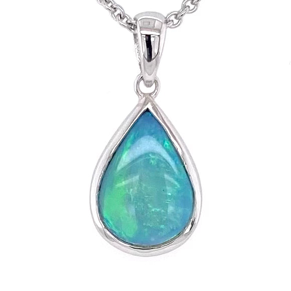 Vedhæng med en ægte solid krystal opal fra Australien indfattet i blankt rhodineret sterling sølv.