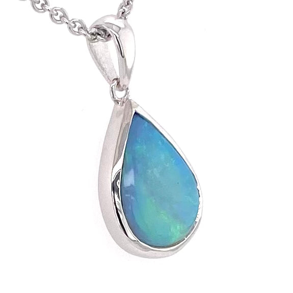 Vedhæng med en ægte solid krystal opal fra Australien indfattet i blankt rhodineret sterling sølv.