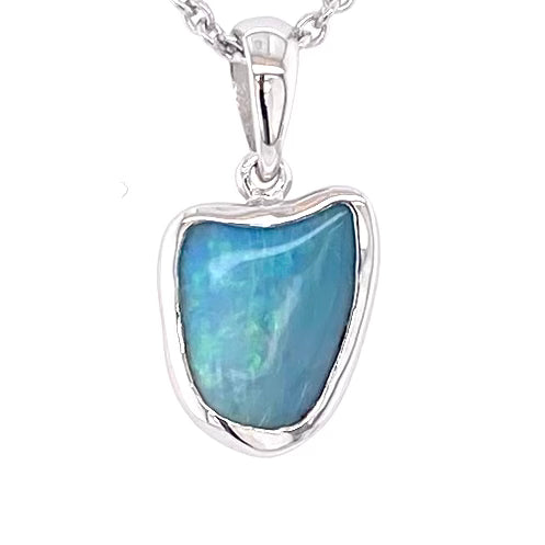 Vedhæng med en ægte solid krystal opal fra Australien indfattet i blankt rhodineret sterling sølv.
