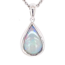 Vedhæng med en ægte solid krystal opal fra Australien indfattet i blankt rhodineret sterling sølv.