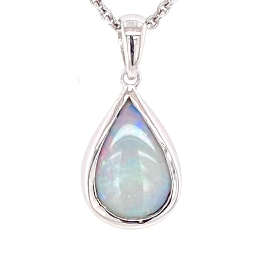 Vedhæng med en ægte solid krystal opal fra Australien indfattet i blankt rhodineret sterling sølv.