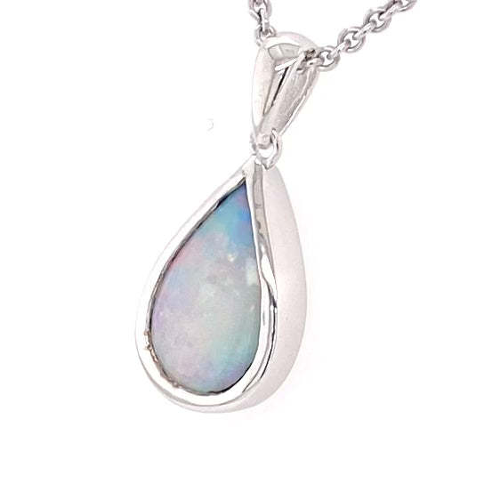 Vedhæng med en ægte solid krystal opal fra Australien indfattet i blankt rhodineret sterling sølv.