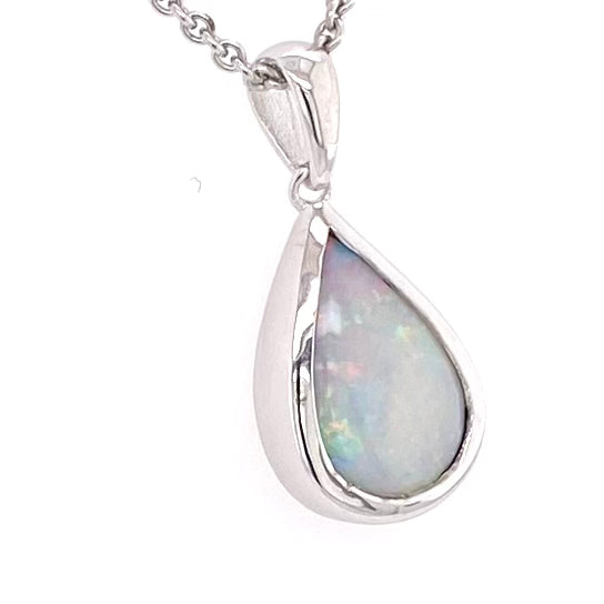 Vedhæng med en ægte solid krystal opal fra Australien indfattet i blankt rhodineret sterling sølv.
