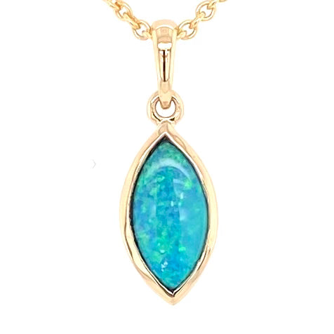 Vedhæng med en ægte solid krystal opal fra Australien indfattet i 14 karat guld.
