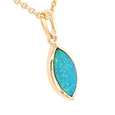 Vedhæng med en ægte solid krystal opal fra Australien indfattet i 14 karat guld.