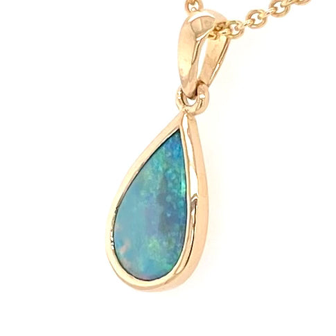 Vedhæng med en ægte solid krystal opal fra Australien indfattet i 14 karat guld.