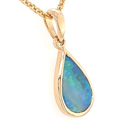 Vedhæng med en ægte solid krystal opal fra Australien indfattet i 14 karat guld.