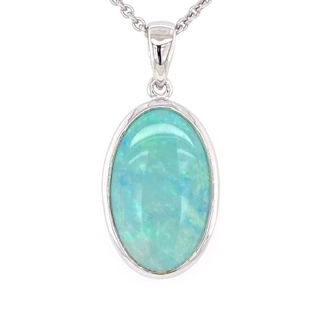 Vedhæng med en ægte solid krystal opal fra Australien indfattet i blankt rhodineret sterling sølv.