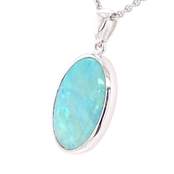 Vedhæng med en ægte solid krystal opal fra Australien indfattet i blankt rhodineret sterling sølv.