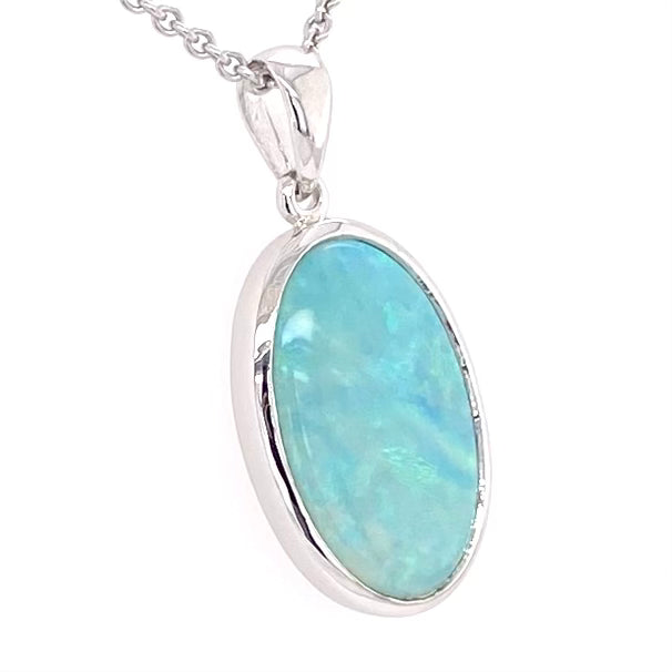 Vedhæng med en ægte solid krystal opal fra Australien indfattet i blankt rhodineret sterling sølv.