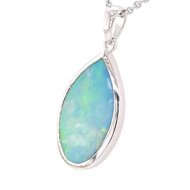 Vedhæng med en ægte solid krystal opal fra Australien indfattet i blankt rhodineret sterling sølv.