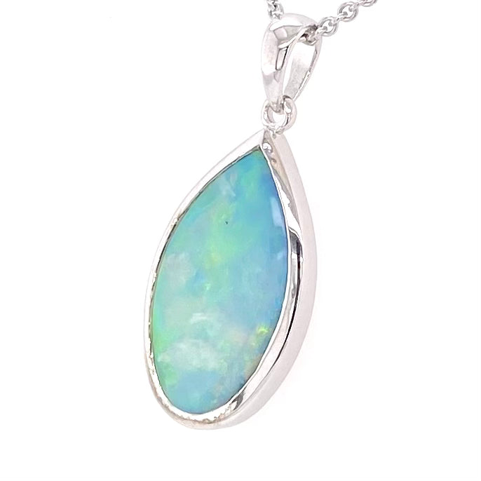 Vedhæng med en ægte solid krystal opal fra Australien indfattet i blankt rhodineret sterling sølv.