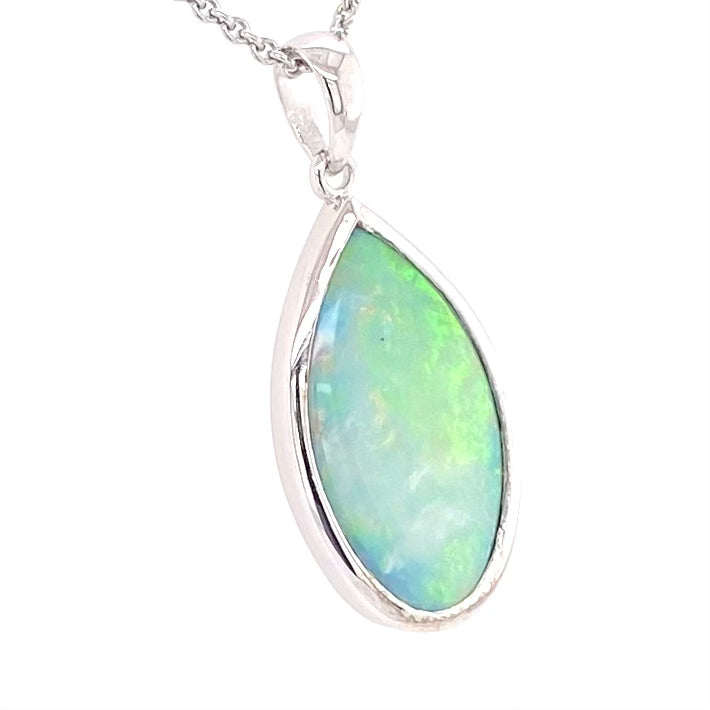 Vedhæng med en ægte solid krystal opal fra Australien indfattet i blankt rhodineret sterling sølv.