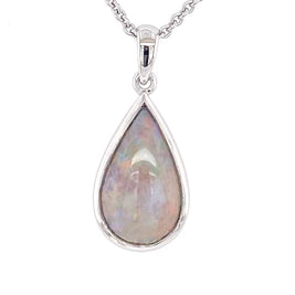 Vedhæng med en ægte solid krystal opal fra Australien indfattet i blankt rhodineret sterling sølv.