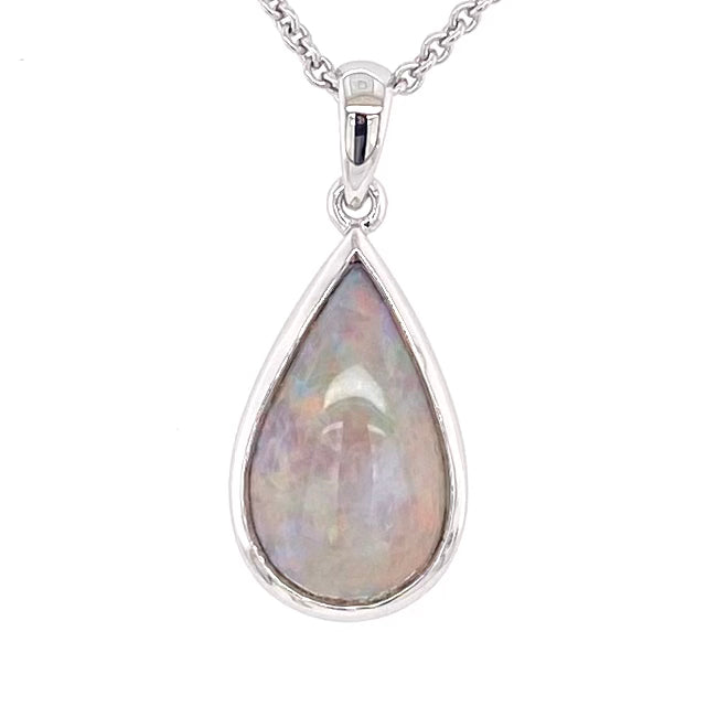 Vedhæng med en ægte solid krystal opal fra Australien indfattet i blankt rhodineret sterling sølv.