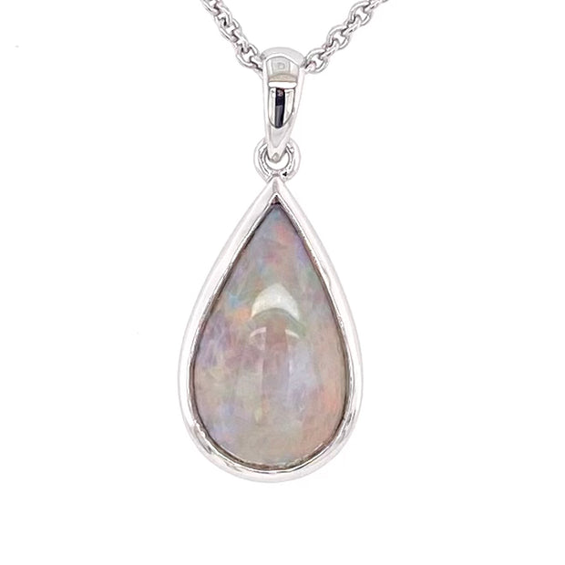 Vedhæng med en ægte solid krystal opal fra Australien indfattet i blankt rhodineret sterling sølv.