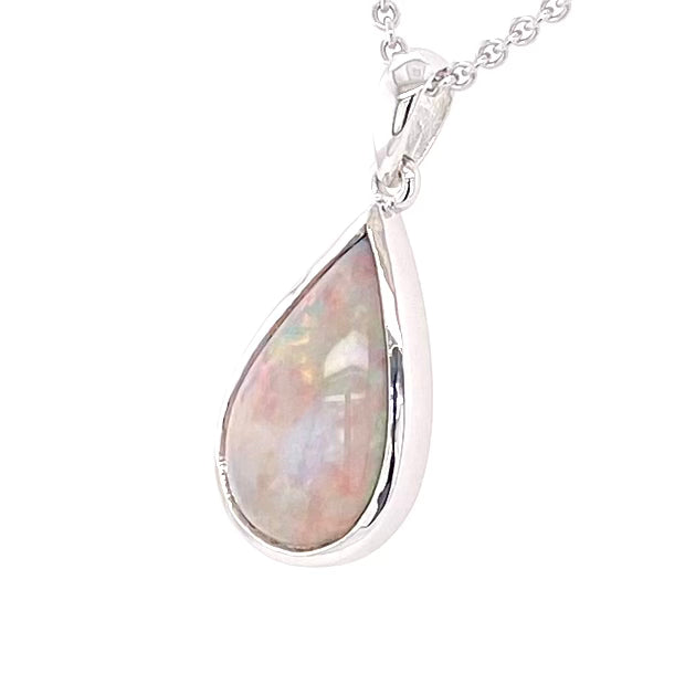 Vedhæng med en ægte solid krystal opal fra Australien indfattet i blankt rhodineret sterling sølv.