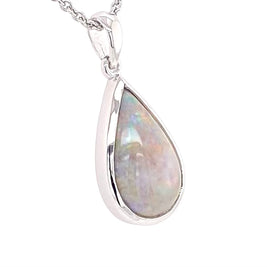 Vedhæng med en ægte solid krystal opal fra Australien indfattet i blankt rhodineret sterling sølv.