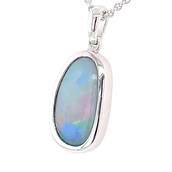 Vedhæng med en ægte solid krystal opal fra Australien indfattet i blankt rhodineret sterling sølv.