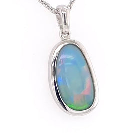 Vedhæng med en ægte solid krystal opal fra Australien indfattet i blankt rhodineret sterling sølv.