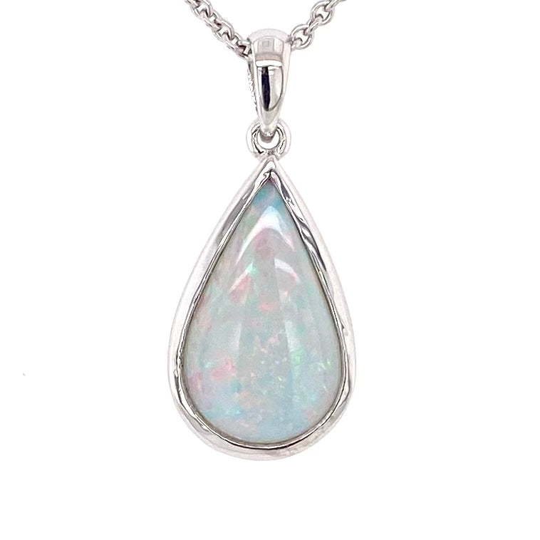 Vedhæng med en ægte solid krystal opal fra Australien indfattet i blankt sterling sølv.