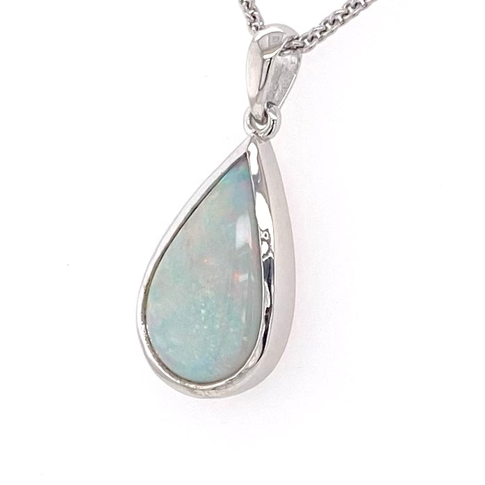 Vedhæng med en ægte solid krystal opal fra Australien indfattet i blankt sterling sølv.