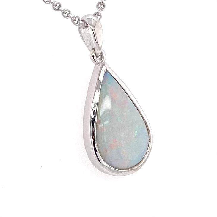 Vedhæng med en ægte solid krystal opal fra Australien indfattet i blankt sterling sølv.