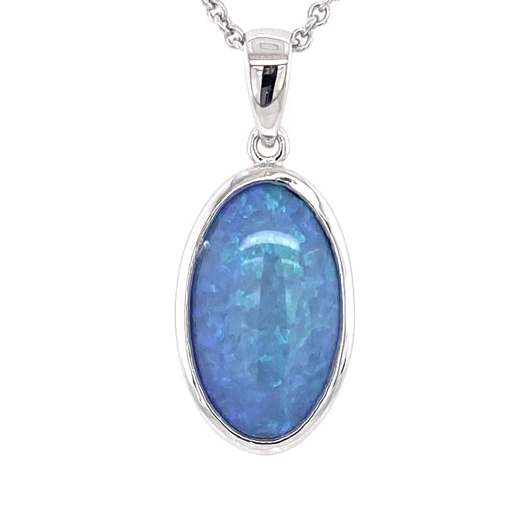 Vedhæng med en ægte solid krystal opal fra Australien indfattet i blankt rhodineret sterling sølv.
