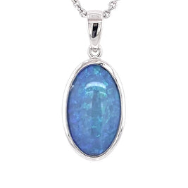 Vedhæng med en ægte solid krystal opal fra Australien indfattet i blankt rhodineret sterling sølv.